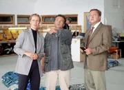 Fallschirmsprung-Trainer Keil (Jockel Tschiersch, Mi.) erklärt Staatsanwältin Glaser (Britta Schmeling, li.) und Kommissar Kehler (Wolfgang Bathke), dass er glaubt, dass Kiebels Ausrüstung manipuliert wurde. Fallschirmsprung-Trainer Keil (Jockel Tschiersch, Mi.) erklärt Staatsanwältin Glaser (Britta Schmeling, li.) und Kommissar Kehler (Wolfgang Bathke), dass er glaubt, dass Kiebels Ausrüstung manipuliert wurde.