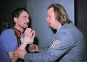 Der W&auml;chter Roth (Andreas Ammann, r.) findet einen blut&uuml;berstr&ouml;mten Gefangenen (Komparse) in dessen Zelle.