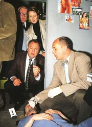 In einer Gef&auml;ngniszelle wurde ein H&auml;ftling ermordet: (v.l.) Bauer (Udo Weinberger), Charlotte Glaser (Britta Schmeling), Stefan Kehler (Wolfgang Bathke), Dr. Duhler (Klaus Schindler) am Tatort.