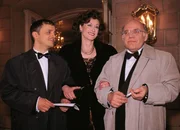 Die Fischers (v.l.: Rene Hofschneider, Susanne Scholl, Jochen Senf) versuchen in der &Ouml;ffentlichkeit ein harmonisches Familienleben vorzut&auml;uschen.