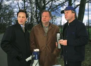 Die beiden Beamten (li. Max Gertsch; 2.v.li. Wolfgang Bathke) wollen von Benrath (Volker Lechtenbrink) wissen, wie er zu dem toten Jungen gestanden hat. War er nur sein Trainer in der Radsportgruppe?