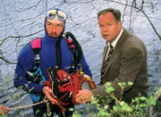 Die Polizei hat einen toten Jungen im Wasser gefunden. Kriminalhauptkommissar Stefan Kehler (Wolfgang Bathke, re.) spricht mit einem Taucher (Komparse) &uuml;ber die Beweissicherung.