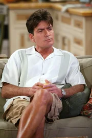 Ist es leid, sich immer nur mit hirnlosen Frauen abzugeben: Charlie (Charlie Sheen) ...
