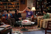 Sheldon (Jim Parsons, 2.v.r.) verabredet sich mit Penny zum Spaghetti-Essen, was er allerdings seinen Freunden Leonard (Johnny Galecki, 2.v.l.), Rajesh (Kunal Nayyar, l.) und Howard (Simon Helberg, r.) verheimlicht ...