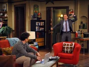 W&auml;hrend Barney (Neil Patrick Harris, r.) es sich zur Aufgabe macht, etwas Privates &uuml;ber Marshall und Lily herauszufinden, beendet Robin ihre Beziehung zu Kevin.