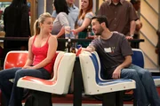 Um das Match zu gewinnen, nutzt Wil Wheaton (Wil Wheaton, r.) den Liebeszoff zwischen Leonard und Penny (Kaley Cuoco, l.) f&uuml;r sich aus ...