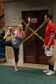 Eigentlich wollte Sheldon (Jim Parsons, r.) nur Joggen gehen. Penny (Kaley Cuoco, l.) erkl&auml;rt ihm jedoch, wie wichtig die Dehnungs&uuml;bungen vor dem Laufen sind.