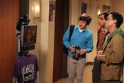 Sheldon kommuniziert &uuml;ber ein mobiles Ger&auml;t mit seinen Freunden Wolowitz, Koothrappali und Leonard.