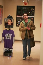 Sheldon (Jim Parsons, l.) hat ein mobiles Ger&auml;t entworfen, mit dem er per Kamera, Mikro und Lautsprecher &uuml;ber einen Monitor mit den anderen kommunizieren kann, w&auml;hrend er sein Bett nicht mehr verlassen muss. Leonard (Johnny Galecki, r.) ist von der Situation zunehmend genervt.