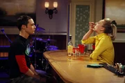 Nachdem Sheldon (Jim Parsons, l.) bei der Befragung zu Howards Vertrauensw&uuml;rdigkeit einen fatalen Fehler begangen hat, holt er sich Rat bei Penny (Kaley Cuoco, r.). Doch wird sie ihm helfen k&ouml;nnen, damit Howard ihm verzeiht?