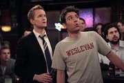 Barney (Neil Patrick Harris, l.) versucht, Ted (Josh Radnor, r.) dazu zu bringen, mit ihm eine legend&auml;re Nacht nach der anderen zu erleben ...