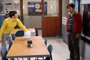 Howard (Simon Helberg, l.) und Raj (Kunal Nayyar, r.) versuchen zu beweisen, wer von ihnen der bessere Superheld w&auml;re ...