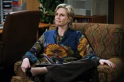 Die Psychologin Dr. Freeman (Jane Lynch) versucht Erklärungen für Charlies seltsames Verhalten zu finden ... Die Psychologin Dr. Freeman (Jane Lynch) versucht Erklärungen für Charlies seltsames Verhalten zu finden ...