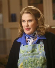 Anl&auml;sslich des Muttertages stattet Adele Delfino (Celia Weston) ihrem Sohn Mike und ihrer Schwiegertochter Susan einen Besuch ab - mit Folgen ...