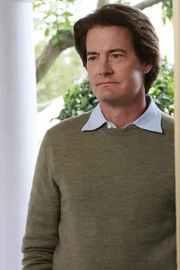 Als Bree Edie zur Rede stellt, weil diese Orson (Kyle MacLachlan) gek&uuml;sst hat, kommt es zum Streit: Bree schl&auml;gt Edie ins Gesicht und sabotiert ihr wenig sp&auml;ter auch noch ein Gesch&auml;ft, indem sie einem k&uuml;nftigen Hausbesitzer von Edies M&auml;nnergeschichten erz&auml;hlt ...