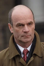 Der weibliche Drogenkurier Ana Castilla wurde mit aufgeschlitztem Leib tot aufgefunden. Der Hauptverd&auml;chtige Ramiro, ein Mitglied der Drogenmafia, taucht nach acht Jahren wieder auf und wird verhaftet. John Stillman (John Finn) und seine Kollegen ermitteln erneut in diesem Fall ...