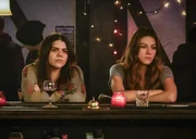 Jess Damon (Brooke Markham, l.); Murphy Mason (Perry Mattfeld, r.)