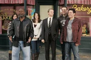 Das Montagsspiel: (v.l.n.r.) Lily (Alyson Hannigan), Emmitt Smith (Emmitt Smith), Robin (Cobie Smulders), Barney (Neil Patrick Harris), Marshall (Jason Segel) und Ted (Josh Radnor) ...