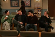 Damit haben Ted (Josh Radnor, 2.v.r.), Marshall (Jason Segel, 2.v.l.), Barney (Neil Patrick Harris, r.) und Stuart (Matt Boren, l.) nicht gerechnet: Der Junggesellenabschied von Marshall wird von einem Krankenhausbesuch kurzzeitig unterbrochen ...
