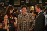 Ted (Josh Radnor, M.) bereitet sich auf ein unbeschwertes Leben als Single vor, als Robin pl&ouml;tzlich wieder in ihrer Stammkneipe auftaucht. Sie pr&auml;sentiert ihm und Barney (Neil Patrick Harris, r.) ihren neuen gut aussehenden Freund Gael, den sie w&auml;hrend ihres Aufenthalts in Argentinien kennen gelernt hat. Daraufhin schmei&szlig;t sich Ted sofort ins Nachtleben und versucht, eine tolle Frau an Land zu ziehen. Dabei ger&auml;t er an die Punkerin Amy (Mandy Moore, l.) ...