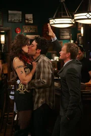 Ted (Josh Radnor, M.) kann es nicht fassen, dass Robin einen neuen Freund hat. Um nicht als Verlierer dazustehen, geht er mit Barney (Neil Patrick Harris, r.) auf Frauensuche und ger&auml;t dabei an die Punkerin Amy (Mandy Moore, l.) ...