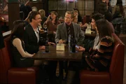 Wollen gemeinsam Thanksgiving feiern: Robin (Cobie Smulders, r.), Barney (Neil Patrick Harris, M.), Marshall (Jason Segel, 2.v.l.), Lily (Alyson Hannigan, l.) und Ted (Josh Radnor, 2.v.r.) ...