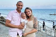 SRF bi de L&uuml;t &ndash; Familiensache, Staffel 19, Folge 4: Starke Regenf&auml;lle bremsen Bauarbeiten in Kenia. Joshua Schmidli mit seiner Verlobten Vera Leibundgut und ihrem Baby Jaivyn Charo am Strand von Mombasa, Kenia.