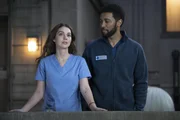 Versuch, die H&ouml;henangst loszuwerden: Adelaide Kane als Dr. Jules Millin, Anthony Hill als Dr. Winston Ndugu