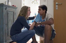 Steven (Diego Alvarez, r.) hat sich bei den Jungen des Bezirks Respekt verschafft, nun versorgt Marie (Lisa Martinek, l.) seine Blessuren. Sie sieht bei all den wachsenden Problemen ihre einzige Chance darin, auch als Hure zu arbeiten. Wie es in ihr aussieht, verheimlicht sie ...
