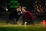 Nicolas Puschmann (l.) und Vadim Garbuzov tanzen Langsamer Walzer zu I&acute;ll Be Home For Christmas.