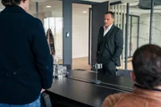 Die Ermittler statten dem Industriellen einen Besuch in seinem B&uuml;ro ab, v.li.: Jonathan Hutter als Korbinian Kirchner, Marcus Gr&uuml;sser als Gernot Falkenbach, J&uuml;rgen Tonkel als Paul B&ouml;hmer