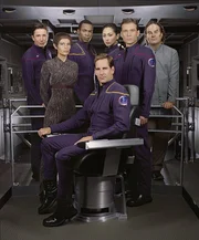 v.l.n.r.: Lieutenant Malcolm Reed (Dominic Keating), Sub-Commander T'Pol (Jolene Blalock), Ensign Travis Mayweather (Anthony Montgomery), Captain Jonathan Archer (Scott Bakula,m.), Ensign Hoshi Sato (Linda Park), Commander Charles 'Trip' Tucker III (Connor Trinneer) und Dr. Phlox (John Billingsley).