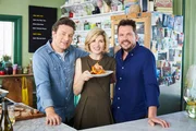 "Jamie & Jimmy's Food Fight Club", "Besonderes Thai-Curry mit Jodie Whittaker." Jamie und Jimmy haben die britische Schauspielerin Jodie Whittaker ('Dr. Who') in ihr Restaurant eingeladen. Jamie Oliver bereitet ihr ein besonderes Thai-Curry mit Rindfleisch zu - ein Gericht, von dem sie schon seit langem getr&auml;umt hat. Zudem zeigt er, wie der Schweinsbraten eine knusprige Kruste f&uuml;r ein perfektes Festmahl bekommt. Jimmy macht f&uuml;r das Rugby-Damenteam 'Harlequins' aus einem Metallfass einen Grill. Gemeinsam mit Jamie setzt er sich schlie&szlig;lich f&uuml;r nachhaltigen Wildfang von Taschenkrebsen ein.Im Bild (v.li.): Jamie Oliver, Jodie Whittaker, Jimmy Doherty.