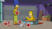 Nach einem Unfall mit einem Stinktier, wei&szlig; Marge (l.), dass Homer (r.) nur noch eines helfen kann - ein Tomatensaftbad ...