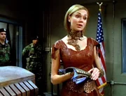 Anise (Vanessa Angel) bringt eine neue Technologie auf die Basis: Armb&auml;nder, die dem Tr&auml;ger mehr Kraft und Schnelligkeit verleihen.