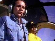 T.C. (Roger E. Mosley, re.) schmuggelt seinen alten Freund Joey (Vincent Caristi) mit dem Helicopter zurück nach Hawaii. T.C. (Roger E. Mosley, re.) schmuggelt seinen alten Freund Joey (Vincent Caristi) mit dem Helicopter zurück nach Hawaii.