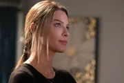 Chloe (Lauren German) ist mehr als geschockt, als Lucifer nach zwei Wochen ohne jeglichen Kontakt mit einer besonderen Neuigkeit im LAPD Revier auftaucht ...