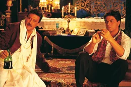 Chunnilal (Jackie Shroff, l.) und Devdas (Shah Rukh Khan)  +++ Die Verwendung des sendungsbezogenen Materials ist nur mit dem Hinweis und Verlinkung auf RTL+ gestattet. +++