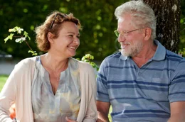 Georg (Miroslav Nemec) und Christa (Lilly Forg&aacute;ch) pflegen das Andenken ihres verstorbenen Sohnes.