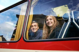 Alfons und Leonie beobachten die Jugendherberge aus dem Schulbusfenster.