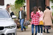 Auf Anweisung von Martin Keppler (Sebastian Schlemmer, l.) vom Bauamt, müssen Semir (Erdogan Atalay, 2.v.l.), seine Kinder Ayda (Pauletta Pollmann, 3.v.r.) und Lilly (Emma Helm) sowie seine Mutter Selma (Özay Fecht, r.) ihr Haus wegen angeblicher Einsturzgefahr evakuieren. Noch ahnt Semir nicht, dass das der Beginn eines Racheplans gegen ihn und seine Familie ist. Auf Anweisung von Martin Keppler (Sebastian Schlemmer, l.) vom Bauamt, müssen Semir (Erdogan Atalay, 2.v.l.), seine Kinder Ayda (Pauletta Pollmann, 3.v.r.) und Lilly (Emma Helm) sowie seine Mutter Selma (Özay Fecht, r.) ihr Haus wegen angeblicher Einsturzgefahr evakuieren. Noch ahnt Semir nicht, dass das der Beginn eines Racheplans gegen ihn und seine Familie ist.