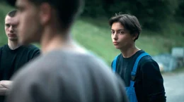 Neuling Sascha (Liel Malka) erh&auml;lt Hinweise aus der Gruppe.