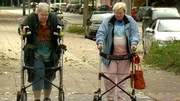 Elke (re.) und Dagmar brauchen dringend eine barrierefreie Wohnung. Bislang sind die Rentnerinnen allerdings noch nicht fündig geworden. Elke (re.) und Dagmar brauchen dringend eine barrierefreie Wohnung. Bislang sind die Rentnerinnen allerdings noch nicht fündig geworden.