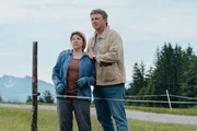 Dr. Martin Gruber (Hans Sigl) und Lisbeth Gruber (Monika Baumgartner) beobachten, wie ein Segelflugzeug auf ihrer Wiese notlanden muss.