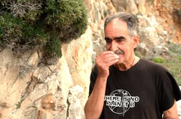 SWR KRETA MIT ALLEN SINNEN, am Sonntag (24.03.24) um 20:15 Uhr im SWR. Der K&auml;uterspezialist Giannis Giannoutsos riecht den wilden Thymian in der Schlucht Aradena.  SWR/Lourdes Picareta, honorarfrei - Verwendung gem&auml;&szlig; der AGB im engen inhaltlichen, redaktionellen Zusammenhang mit genannter SWR-Sendung und bei Nennung "Bild: SWR/Lourdes Picareta" (S2+). SWR Presse/Bildkommunikation, Baden-Baden, Tel: 07221/929-23876, foto@swr.de