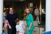 Nach einem Besuch bei Inez' (Sof&iacute;a Vergara) Vater in Miami trennen sich die Wege der kleinen Familie. Inez fliegt nach L.A. zur&uuml;ck, Carl (Jon Favreau, l.) und Sohn Percy (Emjay Anthony, M.) nehmen den Food-Truck.