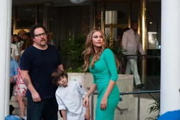 Nach einem Besuch bei Inez' (Sof&iacute;a Vergara) Vater in Miami trennen sich die Wege der kleinen Familie. Inez fliegt nach L.A. zur&uuml;ck, Carl (Jon Favreau, l.) und Sohn Percy (Emjay Anthony, M.) nehmen den Food-Truck.