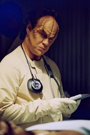 Star Trek Enterprise Season1 EP Broken Bow, Star Trek Enterprise Staffel1 EP Aufbruch ins Unbekannte Dr. Phlox (John Billingsley) examines a wounded Klingon.