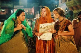 Undercover: In Indien werden Butler Passepartout (Jackie Chan, l.), Phileas Fogg (Steve Coogan) und Monique La Roche (C&eacute;cile de France) von einem riesigen Polizeiaufgebot verfolgt.