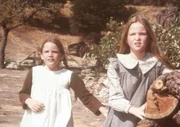 Laura (Melissa Gilbert, l.) und Mary (Melissa Sue Anderson, r.) verstehen nicht, dass ihr Vater trotz gebrochener Rippen hart arbeiten muss.